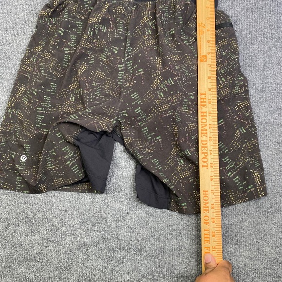 Lululemon Mens 2-in-1 Running Shorts Green Yellow Digital Print Liner 7in Inseam - Picture 8 of 8